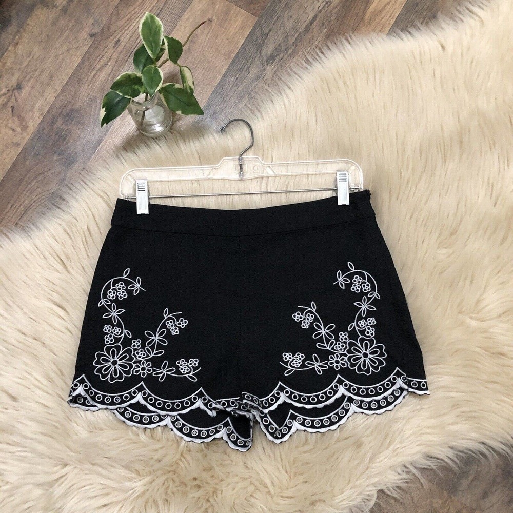 Lulu's Size Medium Black White Embroidered Scallop Linen Blend Shorts